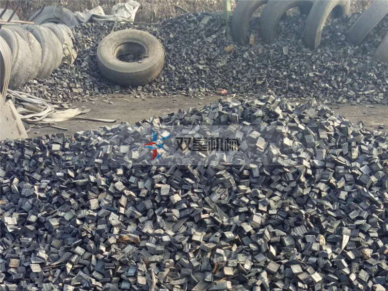 橡膠輪胎粉碎機處理后的膠塊