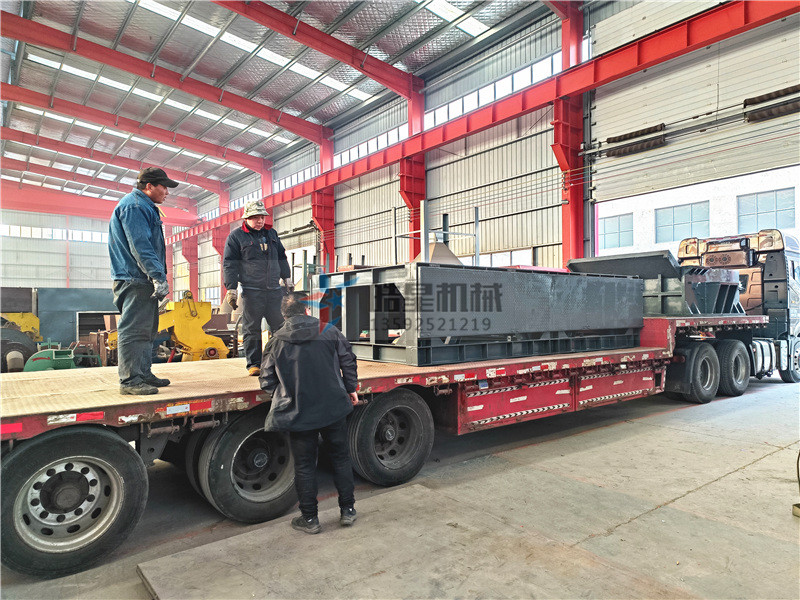<a  target='_blank'><span>斷橋鋁破碎機</span></a>裝車發貨
